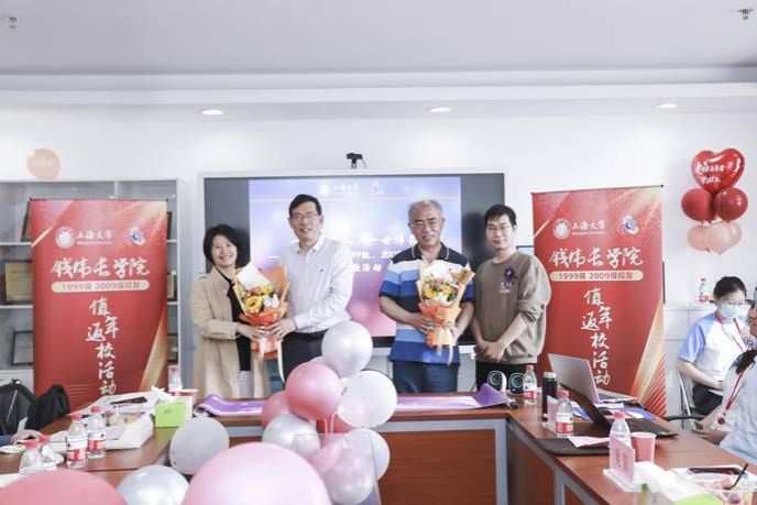 suncitygroup太阳集团2003届、2013届员工毕业二十周年、十周年返校座谈会现场图2给教师代表献花